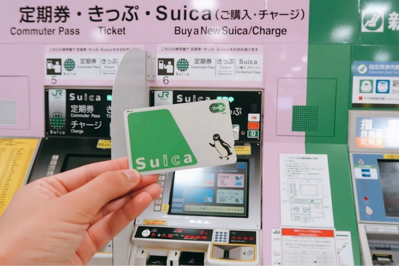 Máy quẹt thẻ và thẻ IC Suica tại quầy cửa hàng tiện lợi