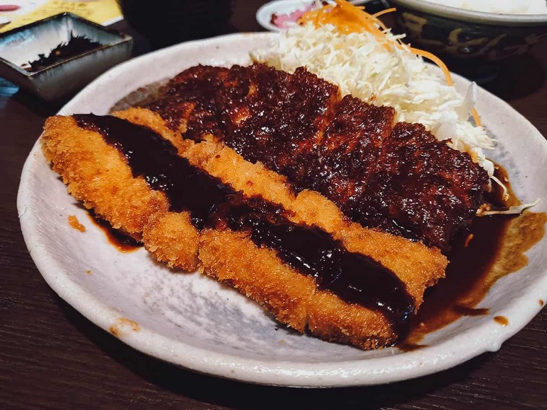 Món miso katsu sốt tương đỏ ăn kèm cơm và bắp cải