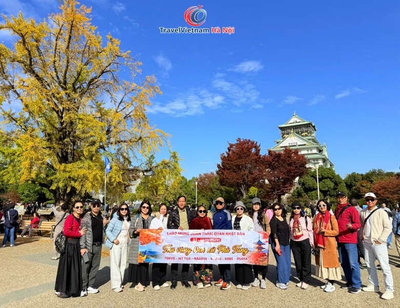 Đoàn khách TravelVietnam Hà Nội trước lâu đài Osaka mùa lá vàng