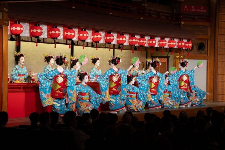 Sân khấu Miyako Odori với dàn maiko và geiko biểu diễn mùa xuân