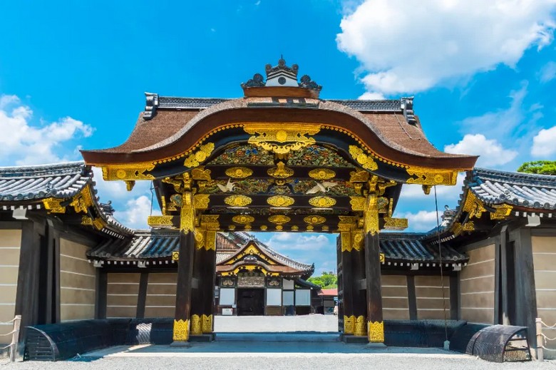  Cổng Karamon chạm trổ dát vàng của lâu đài Nijo