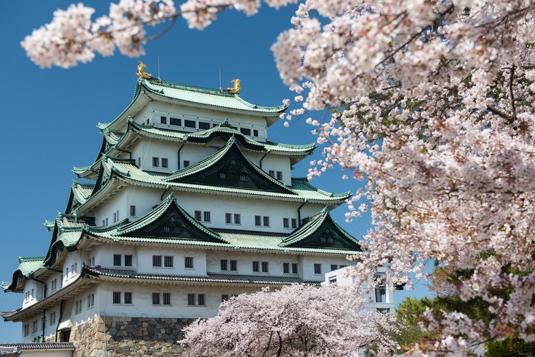  Lâu đài Nagoya với cặp cá vàng Kinshachi trên mái