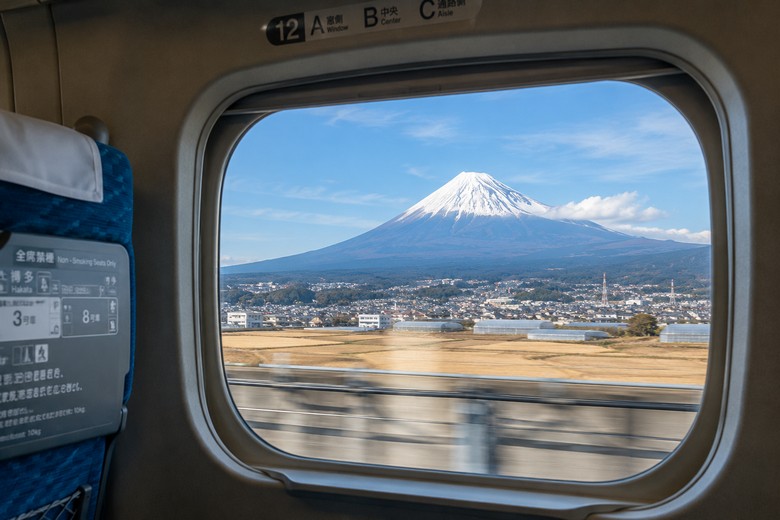Núi Phú Sĩ nhìn từ cửa sổ tàu Shinkansen