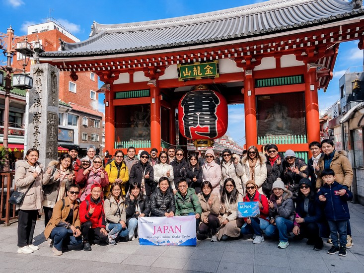 Đoàn khách chụp ảnh kỷ niệm trước chùa Sensoji ở Asakusa