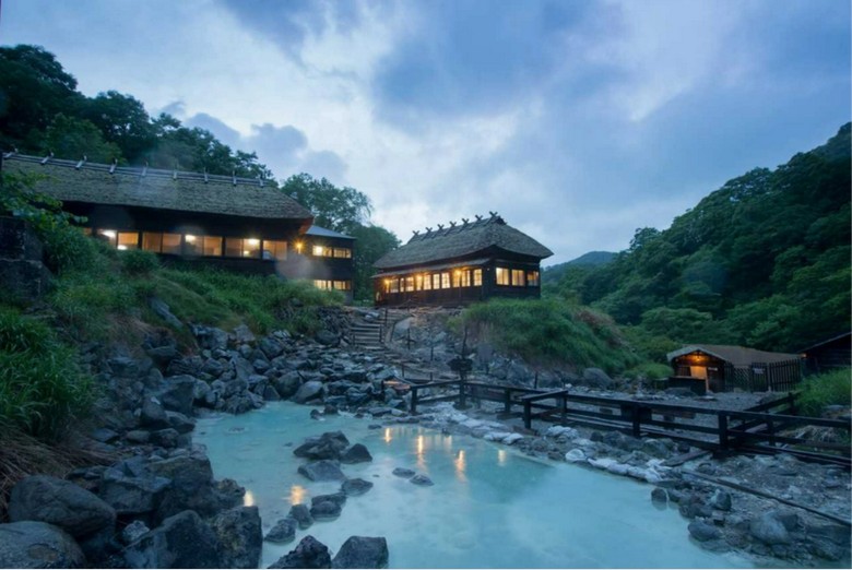 Bể onsen lộ thiên bốc khói giữa tuyết trắng ở vùng Tohoku