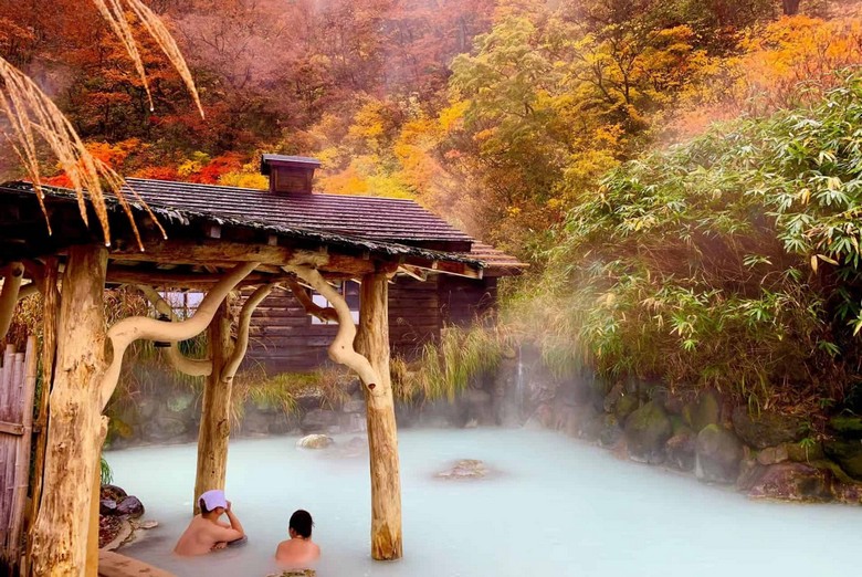 Khu nghỉ onsen ở Hakone vào mùa lá đỏ