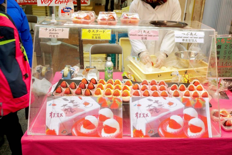 Quầy daifuku dâu và dango trên phố Nakamise Asakusa