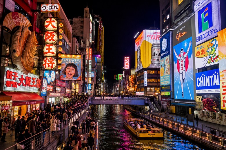 Phố ẩm thực Dotonbori ở Osaka lên đèn buổi tối