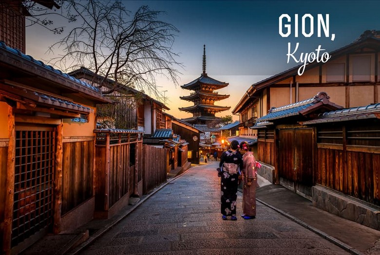 Phố Hanamikoji ở Gion lên đèn lồng lúc chập tối