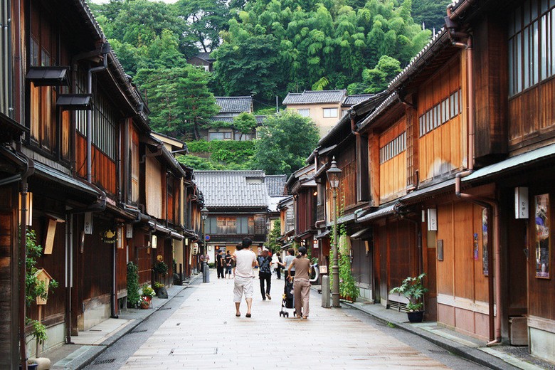 Phố cổ Higashi Chaya với nhà gỗ và đèn lồng truyền thống ở Kanazawa