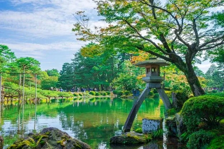 Vườn Kenrokuen với đèn đá Kotoji bên hồ
