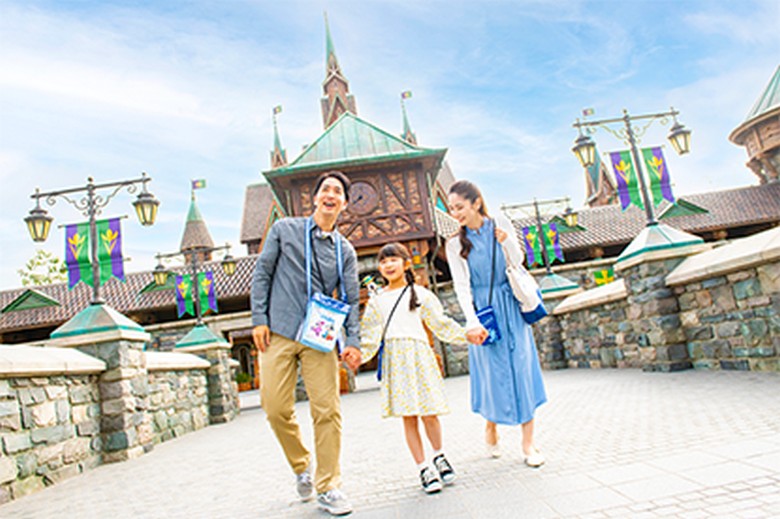 Gia đình nhiều thế hệ chụp ảnh trước cổng Disneyland Tokyo