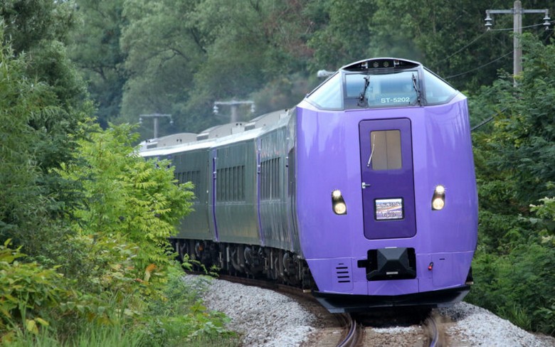 Tàu Furano Lavender Express màu tím tại ga Sapporo