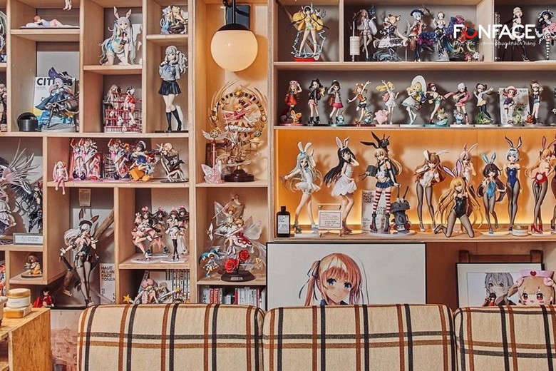 Kệ mô hình figure và truyện manga trong cửa hàng anime