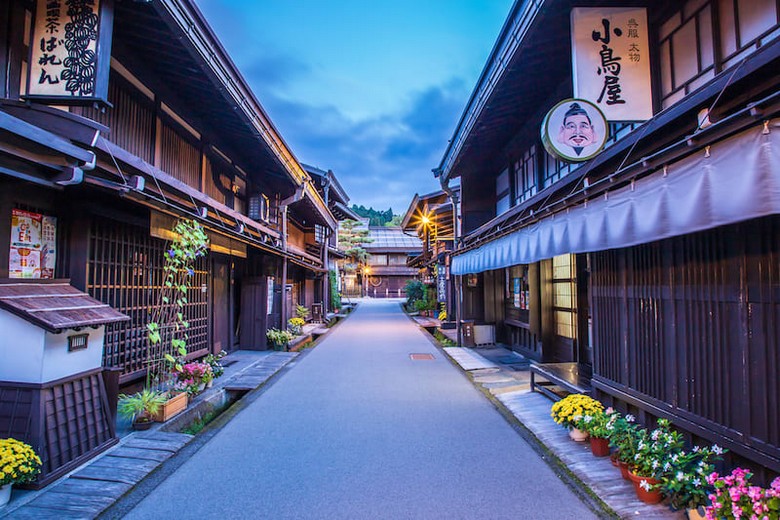 Phố cổ Sanmachi ở Takayama với nhà gỗ thời Edo và nhà nấu rượu sake