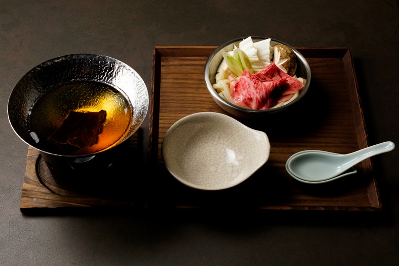Hai bát nước chấm ponzu và sốt mè ăn kèm shabu-shabu