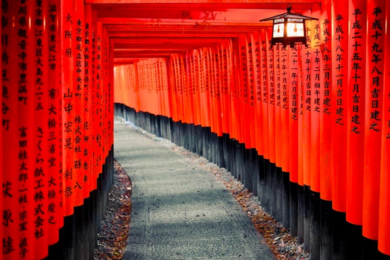 Hàng nghìn cổng torii đỏ ở đền Fushimi Inari, Kyoto