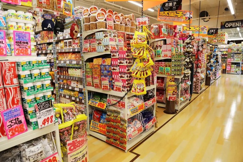 Quầy bánh kẹo tại cửa hàng Don Quijote Nhật Bản với nhiều loại snack nội địa