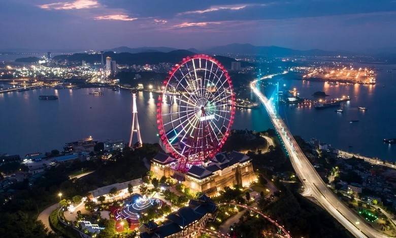 Vòng đu quay MOSAIC ở Harborland Kobe lên đèn buổi tối