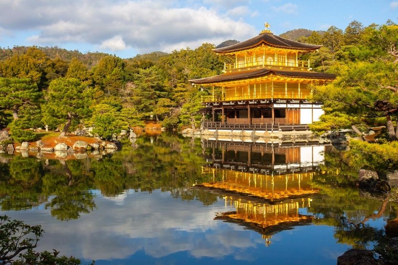 Chùa Vàng Kinkaku-ji dát vàng soi bóng mặt hồ, lối tham quan bằng phẳng