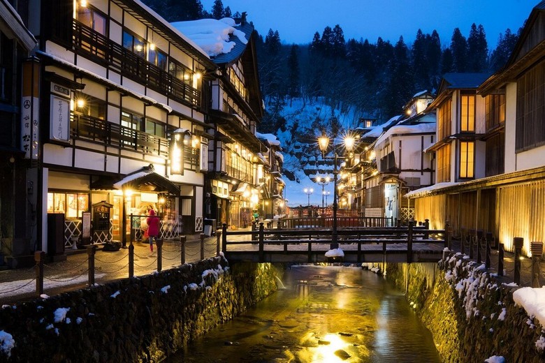 Thị trấn Ginzan Onsen với nhà gỗ và đèn gas trong tuyết
