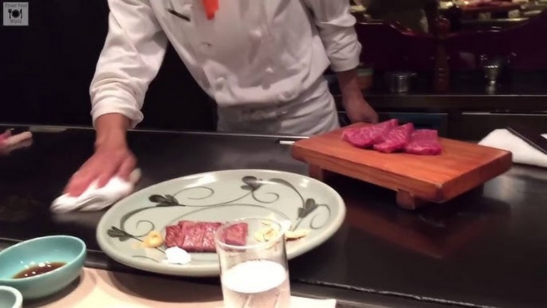 Đầu bếp nướng miếng bò Kobe vân mỡ trên bàn teppanyaki