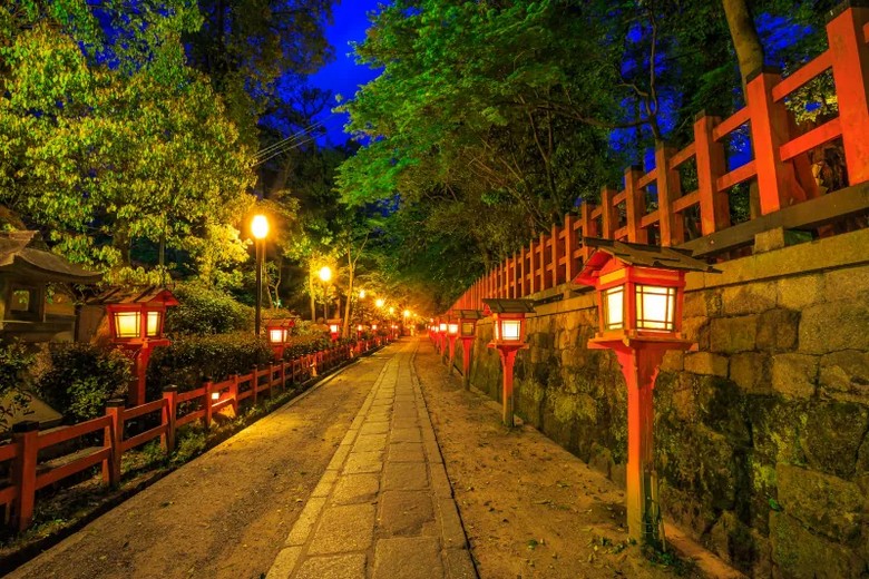 Phố cổ Gion về đêm mùa thu với đèn lồng đỏ và đường lát đá