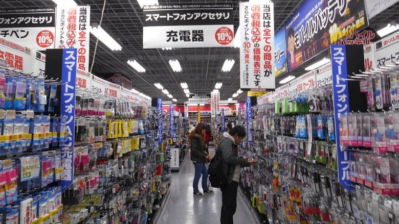 Bên trong cửa hàng điện tử Yodobashi Camera nhiều tầng